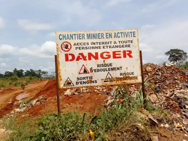 Une plaque indiquant un danger pour la population