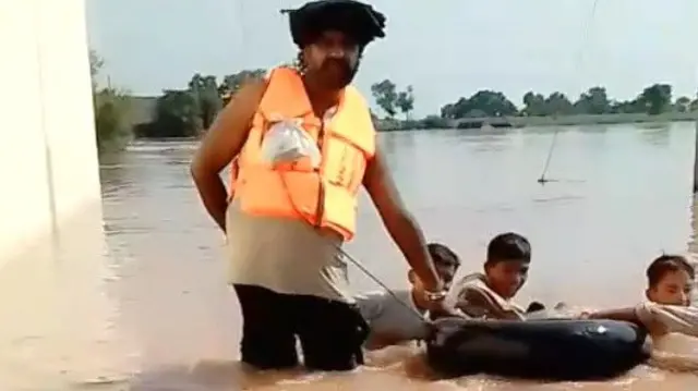 حافظ آباد کا ’ملنگ‘ جس نے سیلاب میں گھرے درجنوں افراد کی جانیں بچائیں