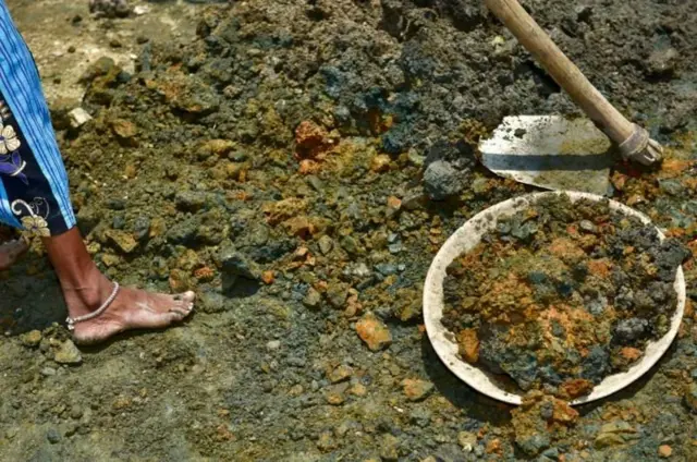 मनरेगा योजनेअंतर्गत ग्रामीण भागातील प्रत्येक कुटुंबातील एका व्यक्तीला 100 दिवस रोजगार देण्याची तरतूद करण्यात आली आहे. 