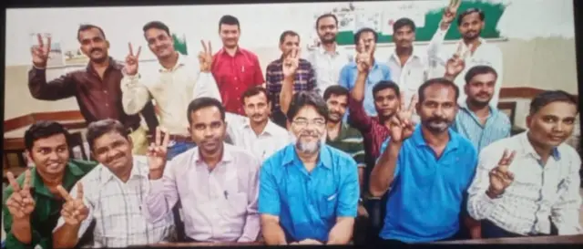 दहावी पास झाल्यानंतर सर्वजण एका वर्गात बसले होते तेव्हाचा फोटो