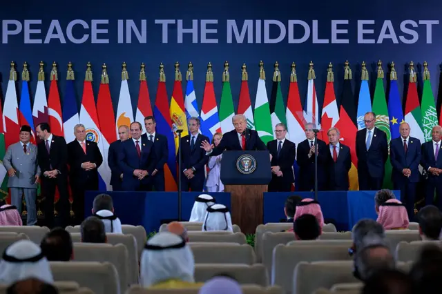 الرئيس الأمريكي، دونالد ترامب ينضم إلى الرئيس المصري عبد الفتاح السيسي وقادة إقليميين وأوروبيين آخرين للمشاركة في قمة سلام حول غزة في مركز شرم الشيخ الدولي للمؤتمرات، في 13 أكتوبر/ تشرين الأول عام 2025 في شرم الشيخ بمصر.