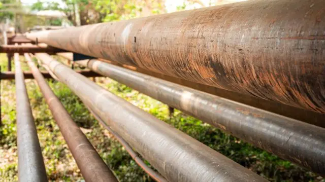 ঢাকায় গ্যাস পাইপলাইনের প্রায় ৬০ শতাংশেরই মেয়াদ ২০ বছর আগেই পেরিয়ে গিয়েছে বলে জানিয়েছেন বিশেষজ্ঞরা।