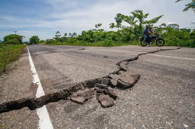 Una grieta se abre en el concreto en una calle del estado de Zulia, tras los terremotos de septiembre de 2025. 