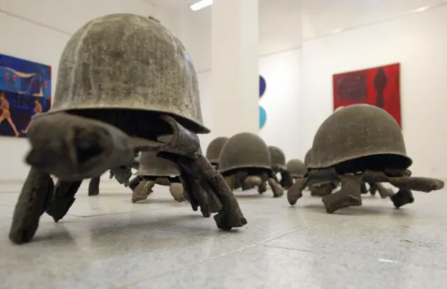 La photo montre des sculptures de l'artiste tunisien Bel Haj Taib intitulées « March vers la Paix » lors de l'exposition d'art contemporain Dak'Art le 19 mai 2006 à Dakar.