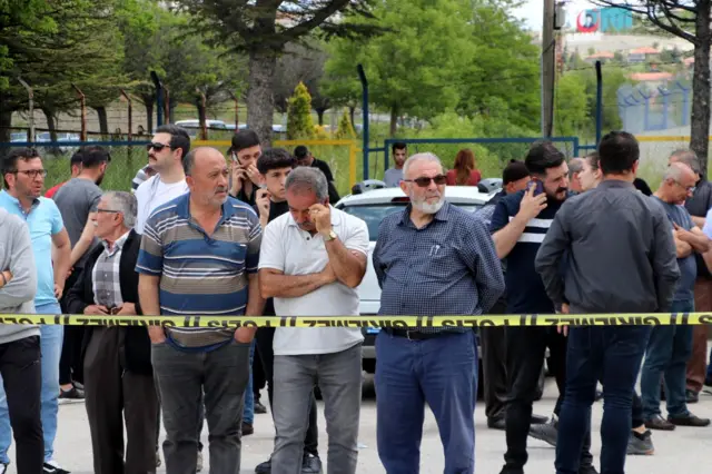 Fabrikada çalışan işçilerin aileleri sevdiklerinden fabrikanın dışında haber bekledi