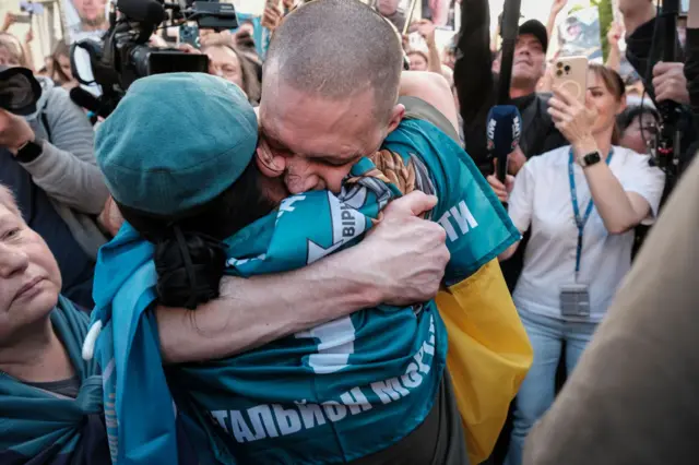 براساس توافق بین روسیه و اوکراین دو کشور موافقت کردند تا در مجموع ۱۰۰۰ اسیر جنگی را آزاد کنند