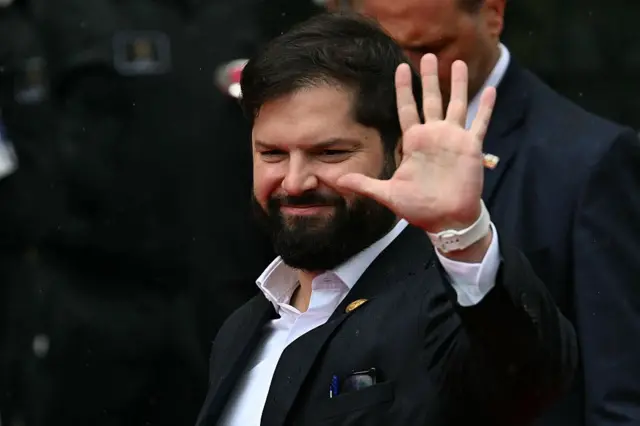 El presidente de Chile, Gabriel Boric, saluda a la prensa.