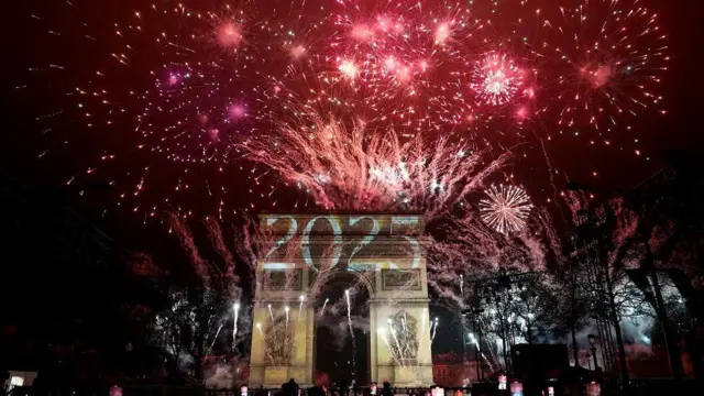 Fuegos artificiales explotan mientras se proyecta 