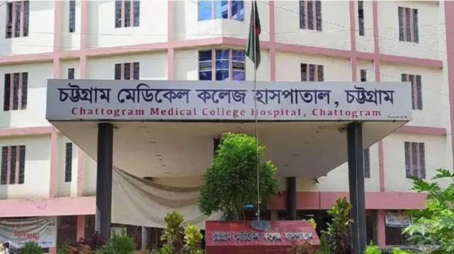 চট্টগ্রাম মেডিকেল কলেজে গত অক্টোবর মাসেও এক শিক্ষার্থীকে লোহার রড দিয়ে পিটিয়ে মাথা ফাটিয়ে দেয়া হয়েছিল।