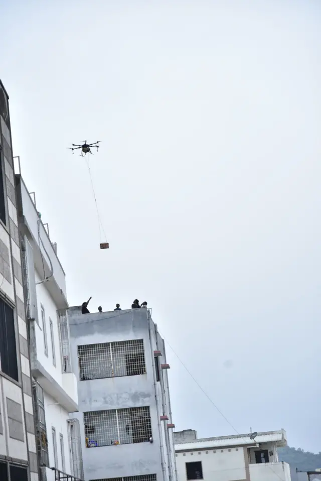 చుట్టూ నీరు ముంచెత్తడంతో భవనాలపై ఉండిపోయినవారికి డ్రోన్లతో ఆహార ప్యాకెట్ల సరఫరా