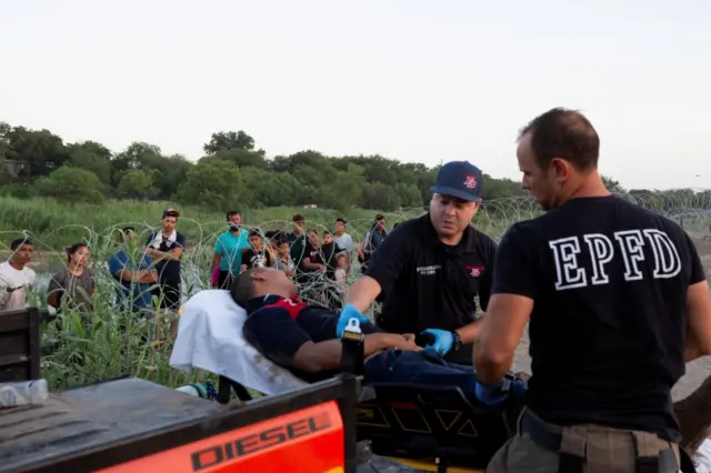 Un migrante venezolano siendo atendido por rescatistas en Eagle Pass