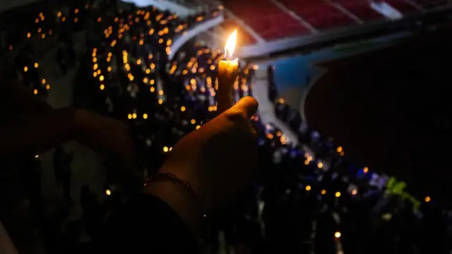 P﻿ara pendukung PSIS Semarang, misalnya, berkumpul di Stadion Jatidiri pada Minggu (2/10) guna berdoa dan berbela sungkawa untuk para korban dan keluarga yang ditinggalkan dalam tragedi di Stadion Kanjuruhan Malang.