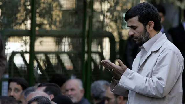 محمود احمدی نژاد، رئیس جمهور وقت ایران، نماز جمعه را بعد از تظاهرات به مناسبت «روز بیت المقدس» در دانشگاه تهران، ۲۸ اکتبر ۲۰۰۵، اقامه می کند. احمدی نژاد محکومیت گسترده بین المللی درخواست خود برای «حذف اسرائیل از روی نقشه» را رد کرد و گفت که اظهارات وی «درست است». 