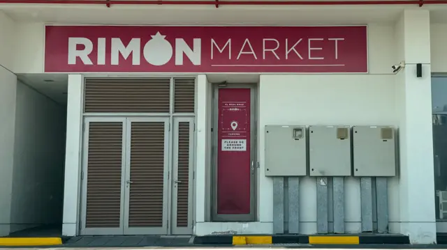 فروشگاه کوشر ويژه یهودیان در دوبی که تسوی کوگان در آن کار می‌کرده است