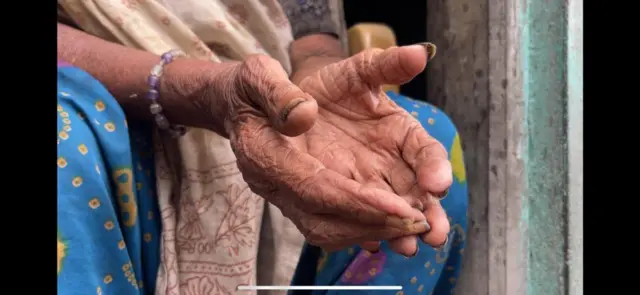 કંડલામાં વાવાઝોડાને લીધે એક હજારથી વધારે લોકોનાં મૃત્યુ થયાં છે.