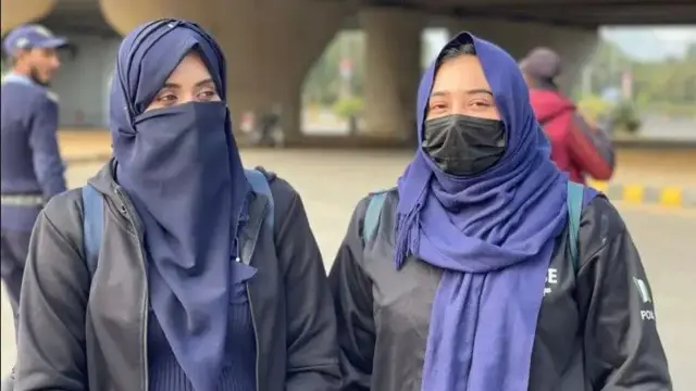 इस्लामाबाद में मौजूद महिला पुलिसकर्मी