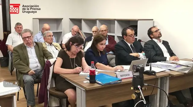 Sala de julgamento com advogados