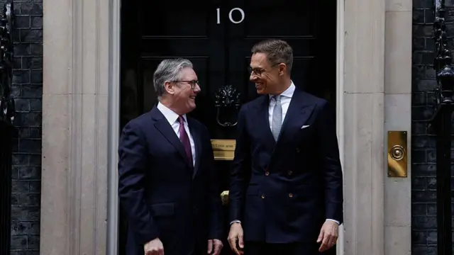 Перед гольфом із Трампом Стубб добре підготувався, поговоривши із багатьма союзниками. На фото - з Кіром Стармером, до якого президент Фінляндії поїхав після суботи у Флориді. Стармер - один із небагатьох лідерів, якому вдалося провести успішну зустріч із американським президентом