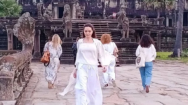 Nữ minh tinh đến thăm Angkor Wat