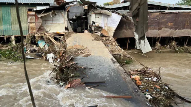 Айрымдары көпүрөнүн үстүнө дагы майда соода түйүндөрүн ачып алышкан 