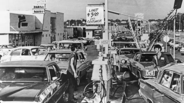 ১৯৭৩ সালে যুক্তরাষ্ট্রে তেলের পাম্পে গাড়ির ভিড়