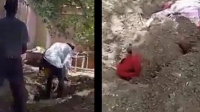 Layar terbagi menunjukkan seorang pria berdiri di depan kuburan yang dangkal sementara pria lain membungkuk sambil berdiri di dalam kuburan dan di bidikan lainnya tubuh yang dibungkus linen sebagian tertutup tanah di dalam kuburan (kematian dilaporkan pada 7 Mei, video diposting pada 11 Mei)