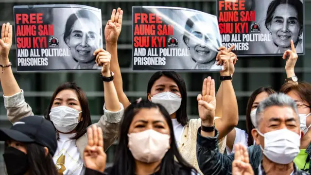 মিয়ানমারের ভেতর ও বাইরে গণতন্ত্র পুনপ্রতিষ্ঠার আন্দোলন চলছে।