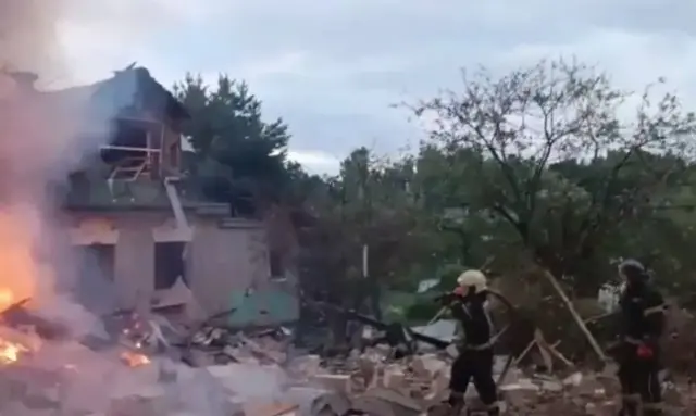 пожежники гасять вогонь