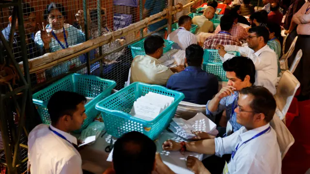 Seçim görevlileri 4 Haziran'da Yeni Delhi'deki bir sayım merkezinde postayla gönderilen oyları sayıyor