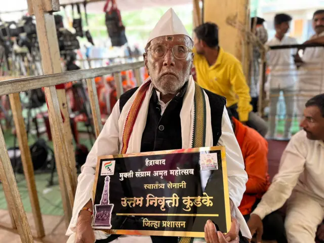 जरांगेंना भेटण्यासाठी आलेले 105 वर्षांचे उत्तम कुडके