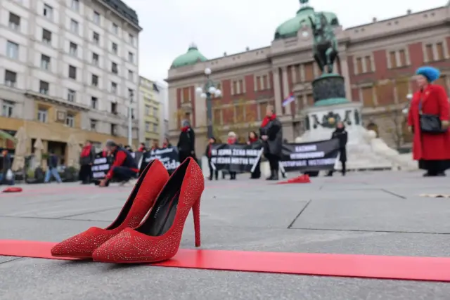 Crvene cipele sa štiklama kao simbol ubijenih žena tokom skupa povodom Međunarodnog dana borbe protiv femicida