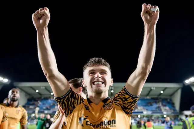 Hull City futbolcusu Ryan Giles Millwall karşısındaki galibiyetin ardından sevinç yaşıyor. 11 Mayıs 2026
