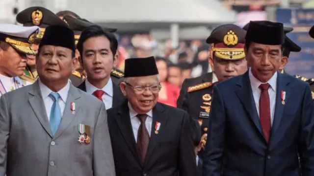 Presiden terpilih Prabowo Subianto (paling kiri), Wakil Presiden terpilih Gibran Rakabuming Raka (kedua dari kiri) bersama wakil presiden Ma'ruf Amin (ketiga dari kiri) dan Presiden Joko Widodo.
