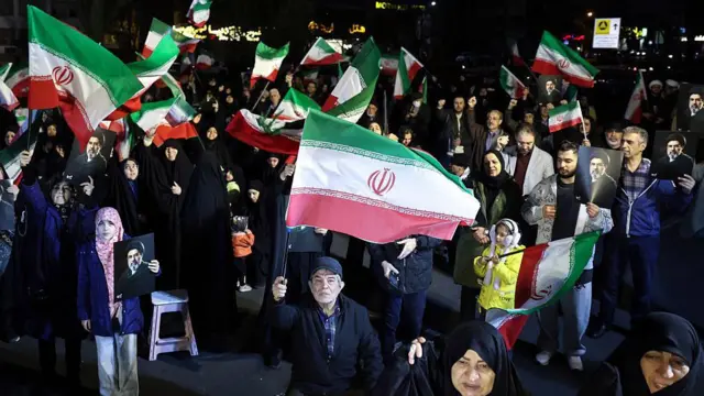 যুক্তরাষ্ট্র ও ইসরায়েলের হামলার প্রতিবাদে তেহরানে পথে নেমেছেন ইরানের মানুষ, বুধবার ২৫শে মার্চ