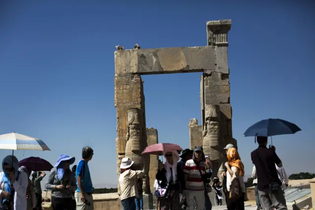 Một nhóm du khách Trung Quốc tại di tích Cổng Xerxes thuộc quần thể Persepolis, miền nam Iran