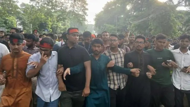 বৈষম্যবিরোধী ছাত্র আন্দোলনের অন্য সমন্বয়কদের সঙ্গে সাদিক কায়েম (ডান থেকে তৃতীয়, কালো পাঞ্জাবি পরা)