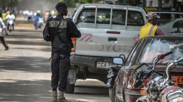 Policeman dey tanda for road