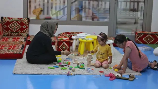 دوحا میں افغان بچے، جنھیں ابھی یہ نہیں معلوم کہ ان کی اگلی منزل کیا ہو گی