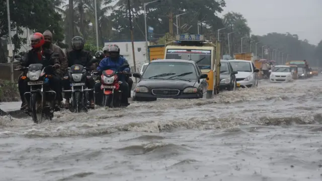 அம்பத்தூர் தொழிற்பேட்டையில் மழை நீரில் ஊர்ந்து செல்லும் வாகனங்கள்