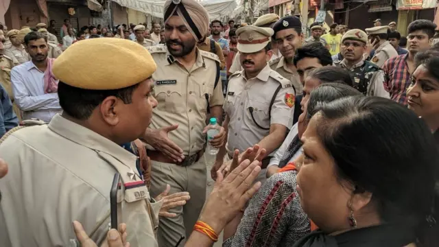 पुलिस स्थिति का काबू में कर रही है.