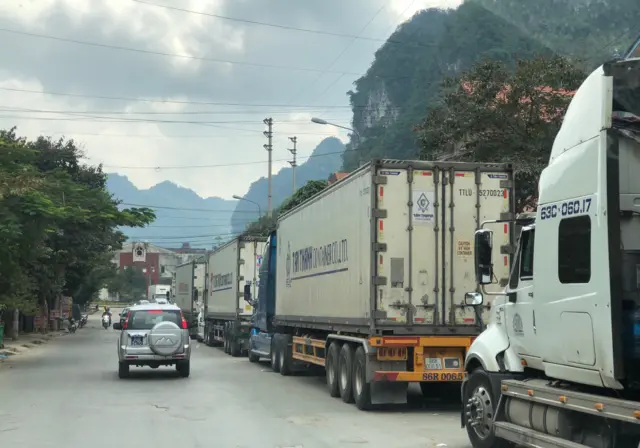 Xe chở nông sản xếp hàng chờ xuất khẩu