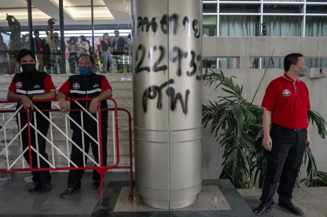 แนวร่วมกลุ่ม “ทะลุวัง” พ่นสีที่เสาของที่ทำการพรรคเพื่อไทย เป็นยอดผู้เสียชีวิตจากโรคโควิด-19 เพื่อคัดค้านการจับมือตั้งรัฐบาลกับพรรคภูมิใจไทย