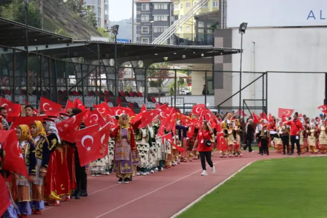 Kastamonuda stadyum kutlamalarında çocuklar ve bayraklar 