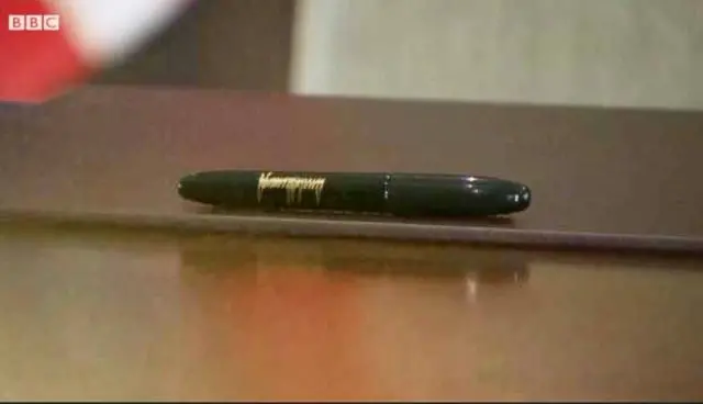 பேனாவில் டிரம்பின் கையெழுத்து?