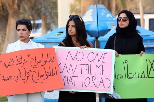 પુસ્તકો પર પર્તિબંધ