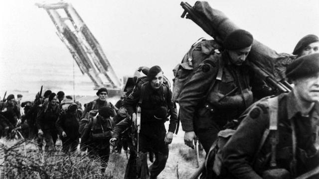 Soldados britânicos na Normandia, no dia D da Segunda Guerra Mundial
