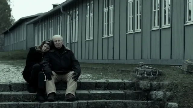 Julio Gartner junto a la presentadora Marina Kagan en el documental "Sobreviví al Holocausto", del cineasta Marcio Pitliuk