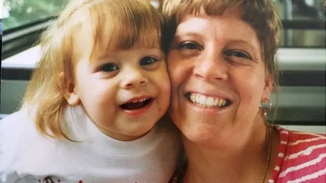 Victoria con su madre