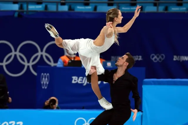 Виктория Синицины и Никита Кацалапов выступают в танцах на льду