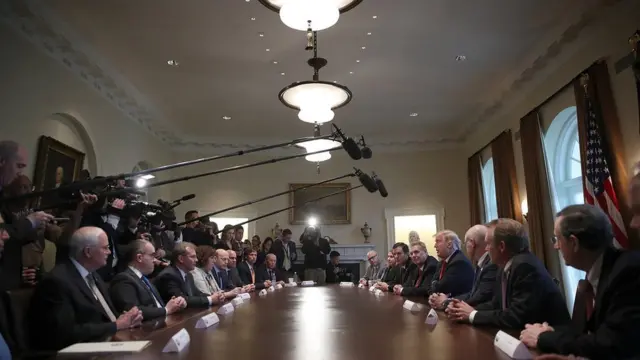 特朗普总统把美国冶金和钢铁工业界"大佬" 们召集到白宫，向他们宣布了新关税计划。